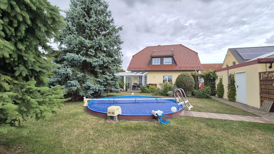 Maison individuelle à acheter – Garten mit Pool, Garage, Anbau