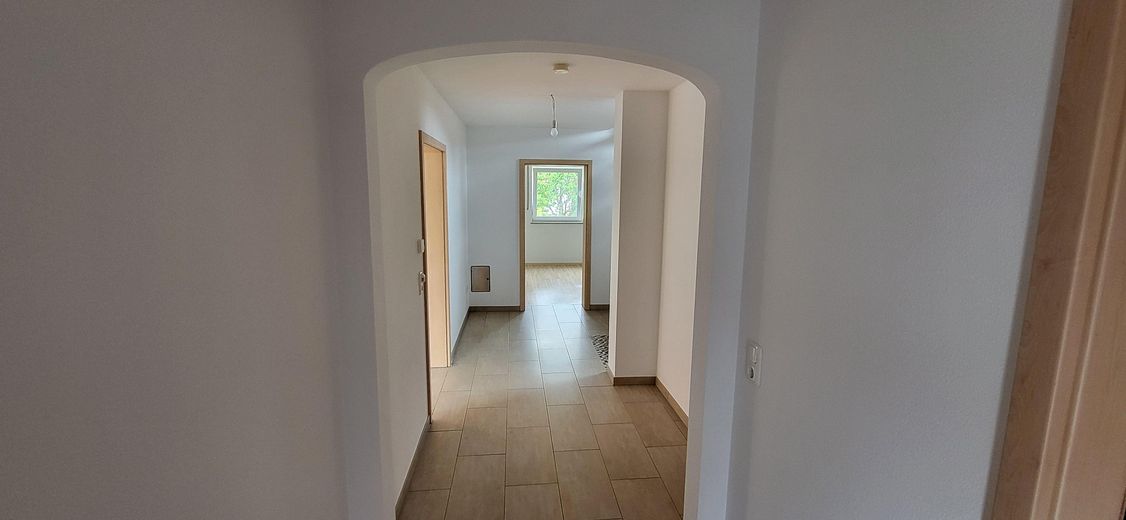 Sonnige Aussichten für die ganze Familie – modernes Einfamilienhaus mit Gartenflair – Gang
