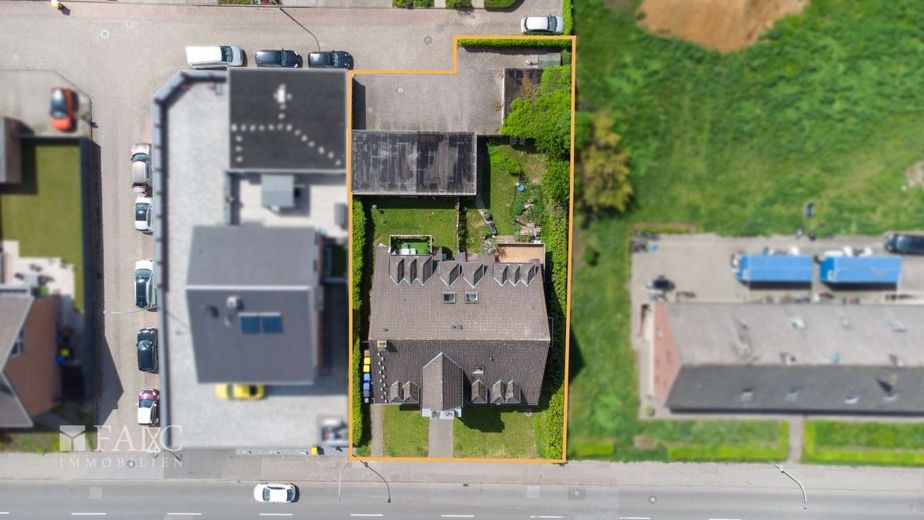 Wohnen mit Komfort: Balkon, Garage und eine ruhige Nachbarschaft – Luftaufnahme