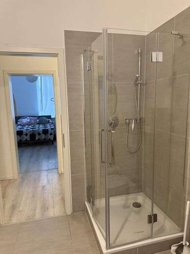 Neu: Möblierte  2 Zi-Whg. wieder verfügbar. – Dusche