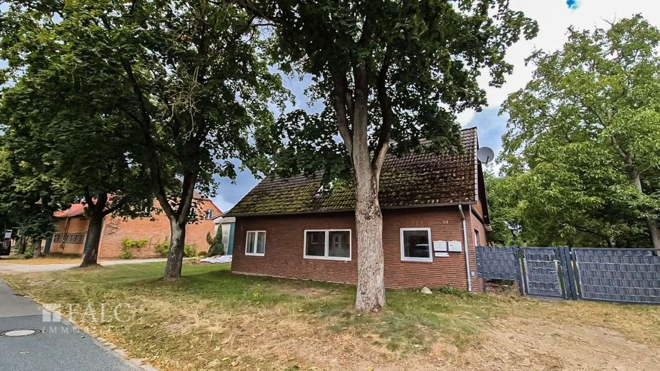 Vermietetes 2-Parteienhaus in schöner Lage – Hausfront