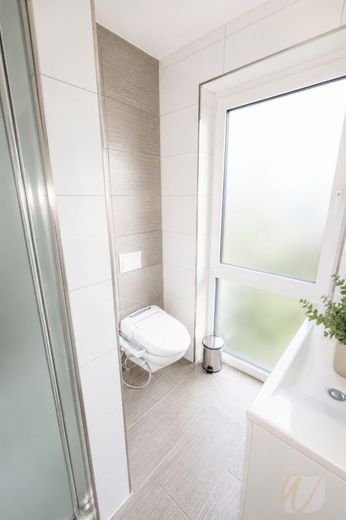 "Modernes Familienparadies mit parkähnlichem Garten und gehobenem Wohnkomfort" – Badezimmer