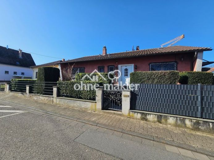 Bella casa in stile bungalow con giardino e ampio garage – Foto 1