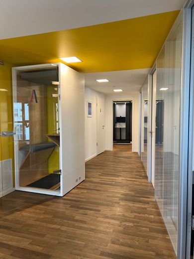 Helle, moderne Büroflächen in Berlin-Weißensee - vom Einzeltisch bis zur eigenen Etage – Telefonbox