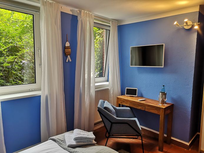 Traumhafter Resthof in absoluter Alleinlage direkt hinterm Eiderdeich mit eigenem Leuchtturm! – Doppelzimmer Seestern 1