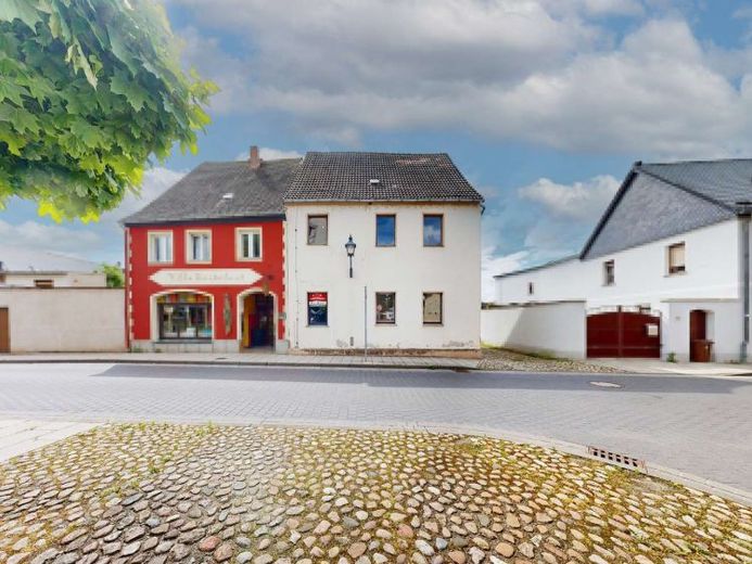 Teilsaniertes Stadthaus im Herzen von Barby: Innenhof, Garage & Ausbaureserve mit viel Potenzial – Foto 1