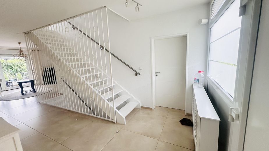 Casa unifamiliare modernizzata con 187 m² di superficie abitabile, 6 locali, garage e giardino, senza intermediario – Flur EG Eingangsbereich