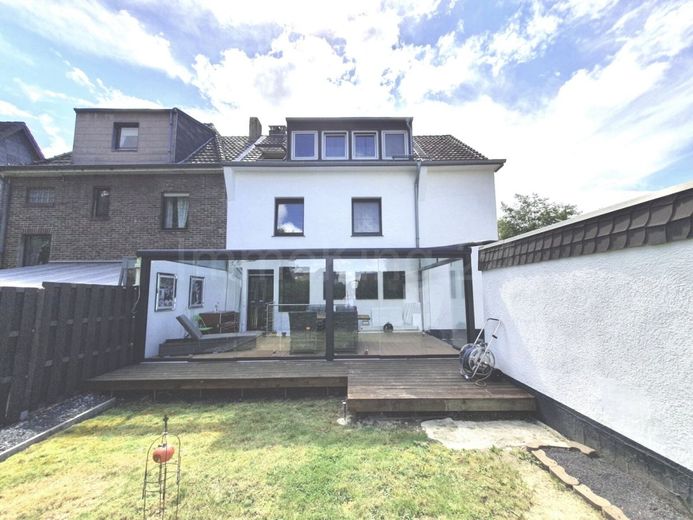 ++ MODERNISIERTES DREIFAMILIENHAUS + DOPPELGARAGE + GARTEN IN GUTER LAGE!! ++ – HAUS - ANSICHT