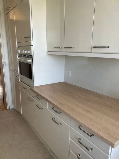 Spacious 3.5-room apartment with balcony & fitted kitchen, good transport connections in Bissingen – Küche links