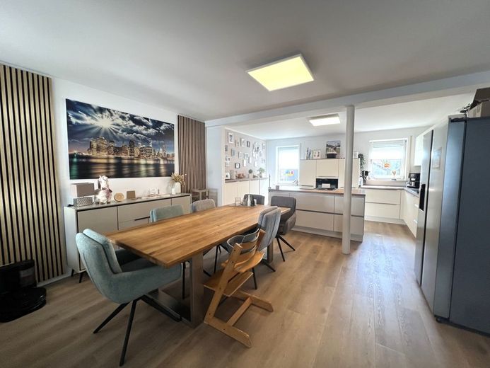 3-4 Zi. Maisonettewohnung mit Balkon, Garage und Garten in naturnaher Lage in Wuppertal-Beyenburg – Esszimmer mit Küche