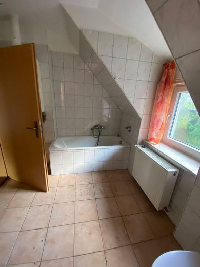 2-Zimmer-Wohnung in Goslar/Oker günstig für Selbstgestalter – Badewanne
