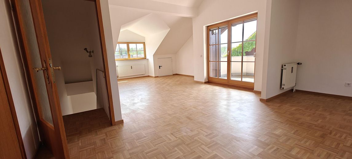 Frisch renovierte lichtdurchflutete 4-Zimmer Maisonette Wohnung mit großem Balkon und TG Stellplatz – Obergeschoss + Loggia
