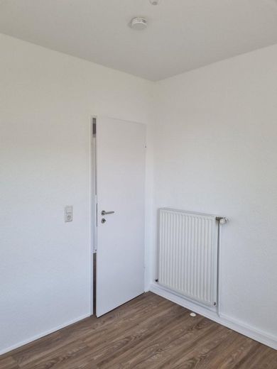 Helle 2- Zimmer Wohnung zur Miete – Schlafzimmer