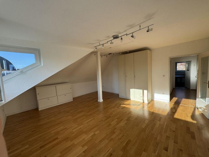Attraktive DG-Wohnung -  Citylage im Grünen an Kuppelkirche, hohe Lebensqualität; von privat – Schlafecke im Esszimmer