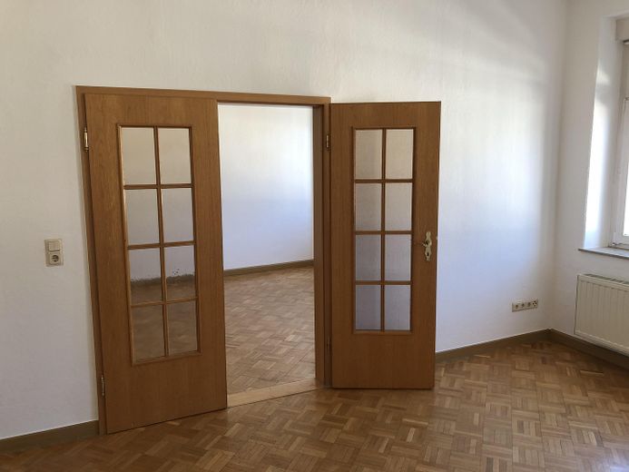 Neuwertige Wohnung mit vier Zimmern, Vollbad und EBK, Traumterrasse in Freiberg – Wohnzimmer 1 - Wohnzimmer 2