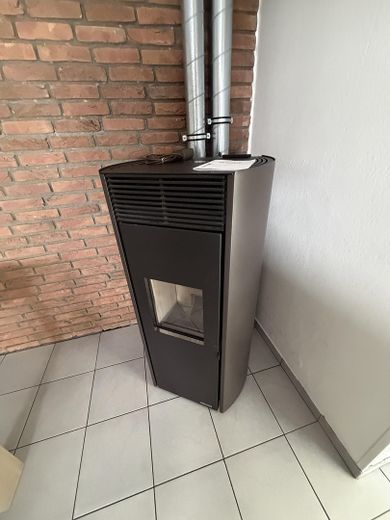 Kaminofen im Essbereich