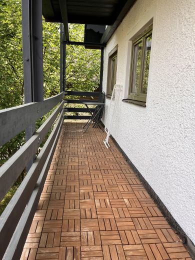 Gemütliche möblierte Wohnung mit Blick ins Grüne – Balkon