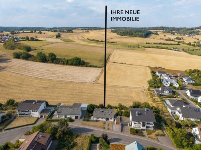 ATIK: Wohnen mit Weitblick: Freistehendes Einfamilienhaus in Aussichtslage mit zwei Wohnebenen – Foto 1