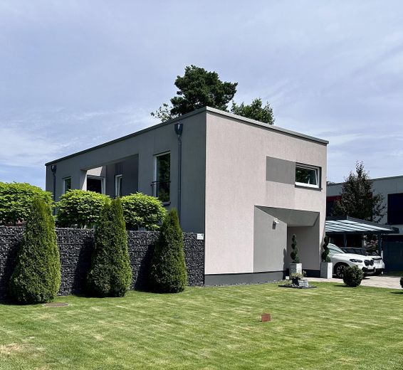 Casa unifamiliare di alta qualità in costruzione massiccia con moderna tecnologia energetica e giardino elegante – Foto 1