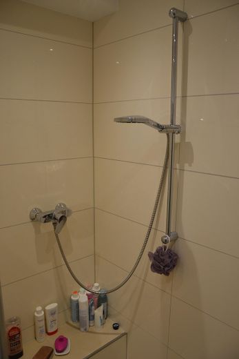Dusche mit Sitzgelegenheit