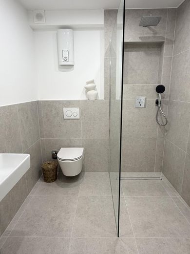 Appartement mansardé élégamment modernisé – possibilité d’aménagement en duplex avec terrasse sur le toit – Bad