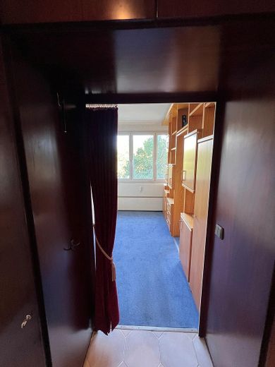 Apartamento de 2 habitaciones disponible para ocupar en el Hansaviertel – Eingang Arbeits-/ Schlafzimmer