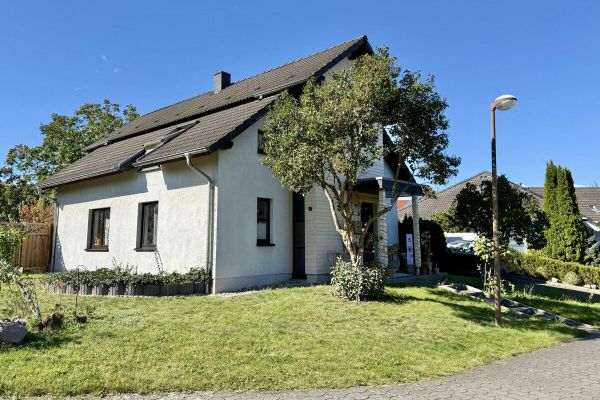 HORN IMMOBILIEN++ Neubrandenburg, splendida casa architettonica con 5 camere, cucina attrezzata, cantina e posto auto coperto
