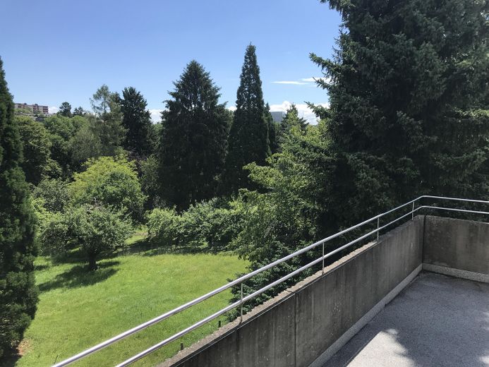100m² Wohngefühl am Landschaftsschutzgebiet | Ideal für 2er-WG, Paare, Singles, Studierende & Expats – Balkon-Ausblick ins Körschtal