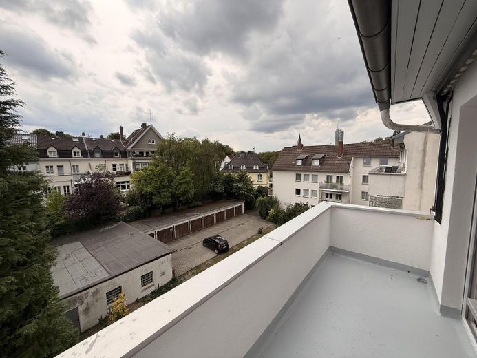 Erstbezug nach Sanierung | Helle 3-Zimmer-Wohnung mit Balkon und zusätzlichem Mansardenraum – Balkon -Abendsonne