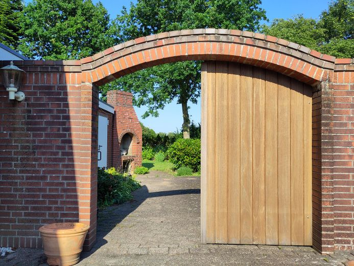 Haushälfte mit Charakter – Tor zum Hof mit Grillstelle