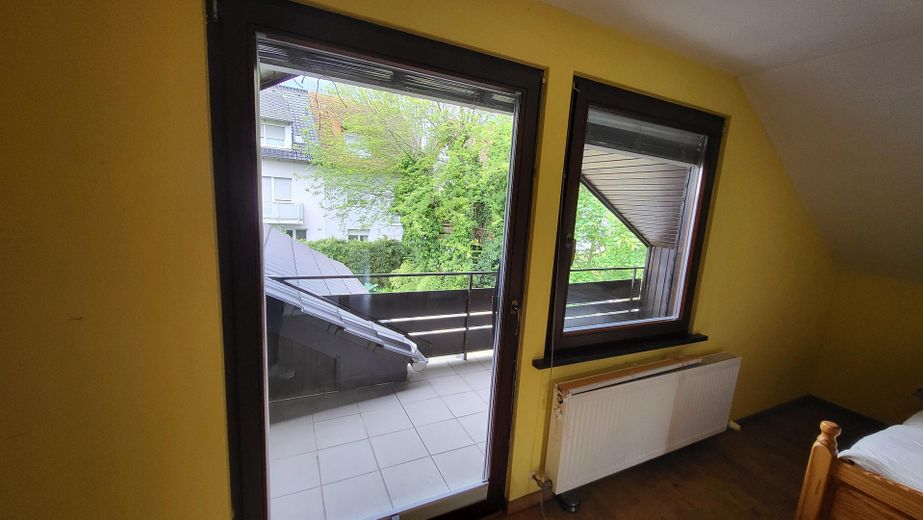 Detached single-family house in Sandhausen with plenty of space and 2 bedrooms on the ground floor – Blick v Schlafzimmer z Garten