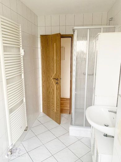***AB SOFORT ZU VERKAUFEN*** 1-Raumwohnung mit großzügigem Balkon, Einbauküche und Tageslichtbad mit Dusche – Badezimmer mit Dusche