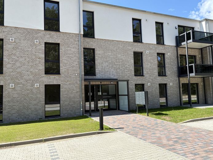 Erstbezug: Moderne Obergeschosswohnung mit Balkon sowie energieeffizientem Wohnkomfort – Außenbereich