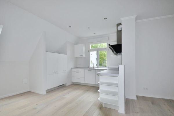 Wiesbaden-Sonnenberg: hochwertig ausgestattete 2-bis 3-Zimmer-Wohnung mit EBK und Tageslichtbad.