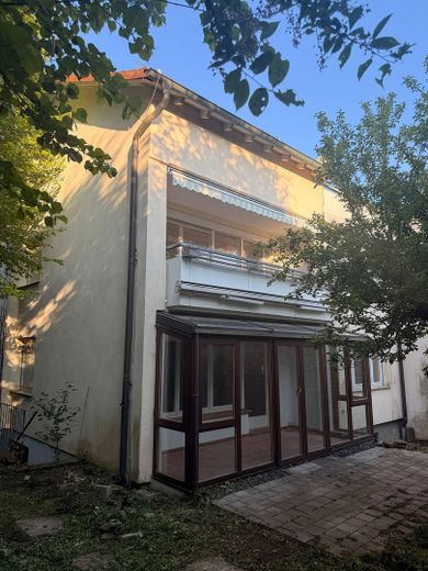 Stuttgart-Büsnau’nun en iyi konumunda çok yönlü çok aileli ev! Hemen taşınmaya hazır ve komisyonsuz! – Hinteransicht