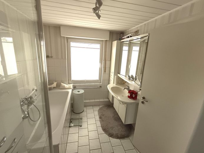 Gepflegtes Reihenmittelhaus in guter Lage in Moers – Bad2