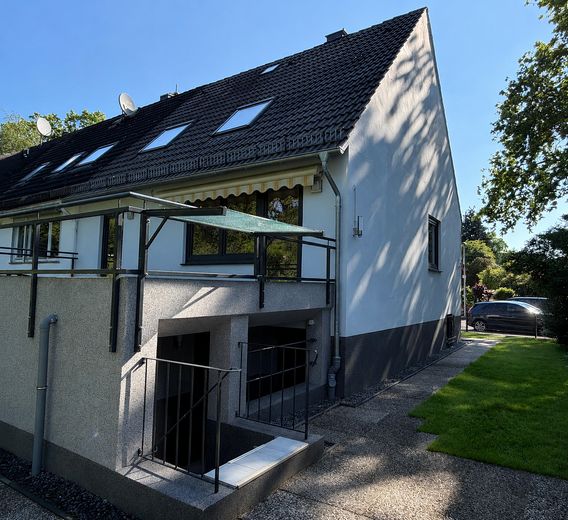 Erstbezug nach Kernsanierung – Reihenendhaus mit großem Garten und Garage in Bremen-Alt-Osterholz – Haus Seite