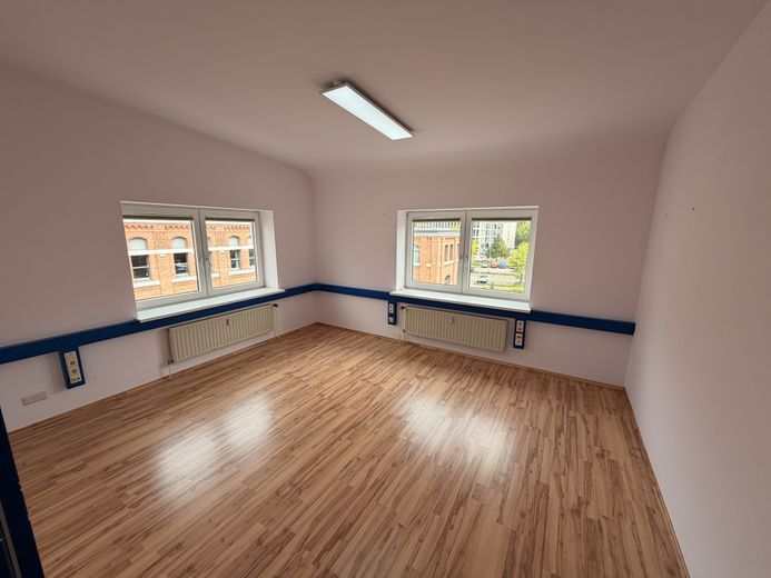 Flexible, helle Bürofläche nahe der Braunschweiger Innenstadt – Aufzug & Parkplätze – 14_Heller_Bueroraum_mit_zwei_F