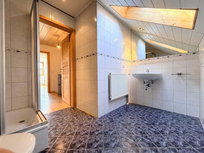 Casa adosada de 6 habitaciones con jardín, balcón orientado al sur y garaje en Germaringen – 2. OG: Bad mit Dachfenster
