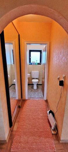 Słoneczne mieszkanie 4-pokojowe z kuchnią, łazienką i WC, balkonem od południa, garażem indywidualnym oraz ogrodem o powierzchni 250 m² w Siegertshofen Fischach – Toilette