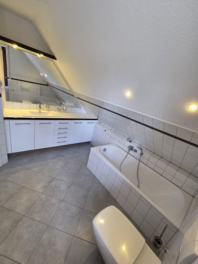 115 m² im Zweifamilienhaus | 30 m² Süd-Dachterrasse – Badezimmer
