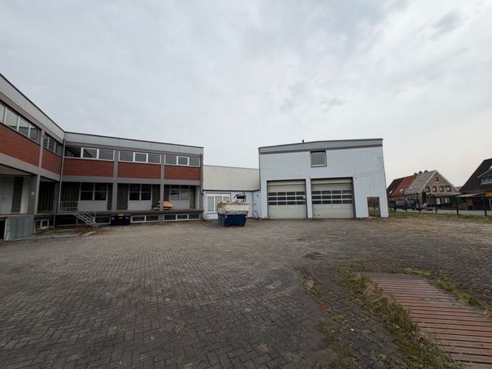 Gewerbeimmobilie mit großer Außenfläche und zwei Hausmeisterwohnungen – Foto 1