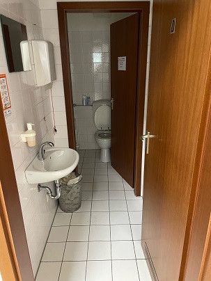 günstiger Büroraum in Gemeinschaftsbüro im Industriegebiet Leonberg an der Autobahn – WC
