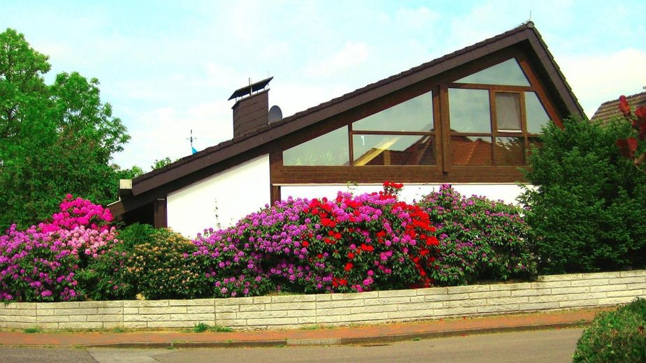 Een bijzonder huis met uitzonderlijke architectuur van particulier / zonder courtage – Außenansicht vorn