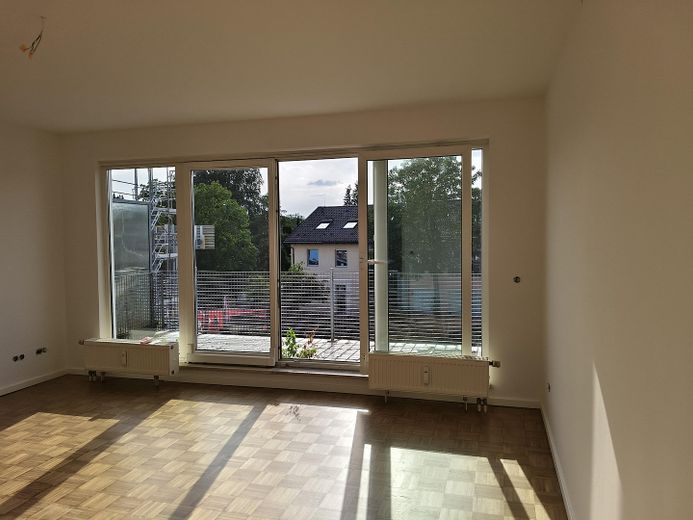 1-room apartment with great west-facing balcony – Fensterfront zum Balkon