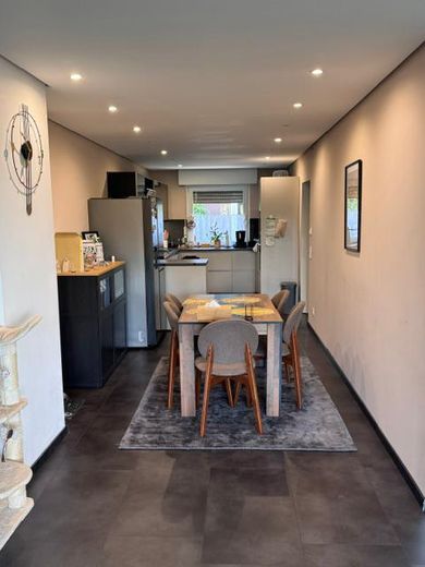 Modernisiertes Reihenendhaus in Toplage Cronenberg – Blick Küche