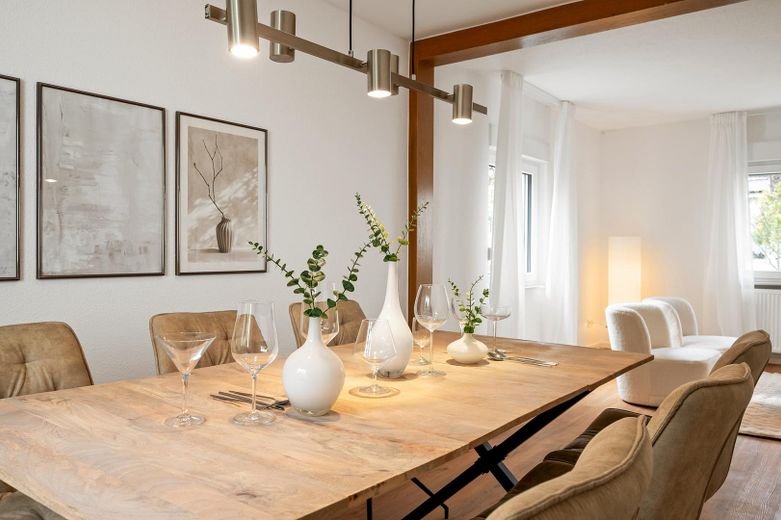 Wohnzimmer mit Esstisch