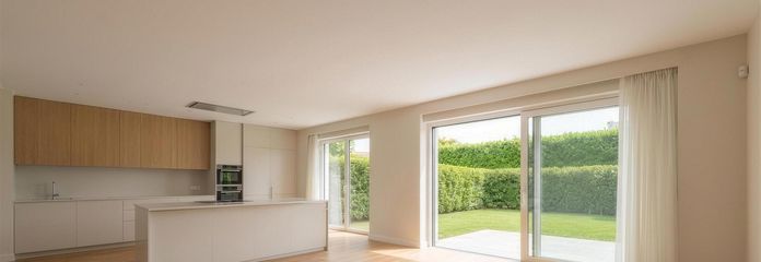 Moderne 4,5-Zimmer-Wohnung mit Gartenund Garage in Friedrichshafen-Ailingen – Küche/Wohen