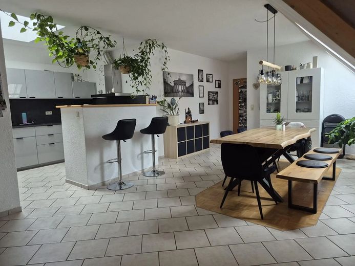 Ruime, lichte 4-kamerwoning met balkon, open haard en parkeerplaatsen (laag-energiebouw) – Esszimmer/ Tresen zur Küche 