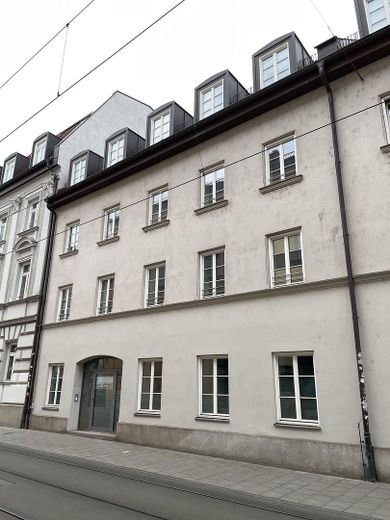 Workspace in Top-Lage: 3 Floors für dein Team im Herzen Münchens – Hausansicht von der Strasse